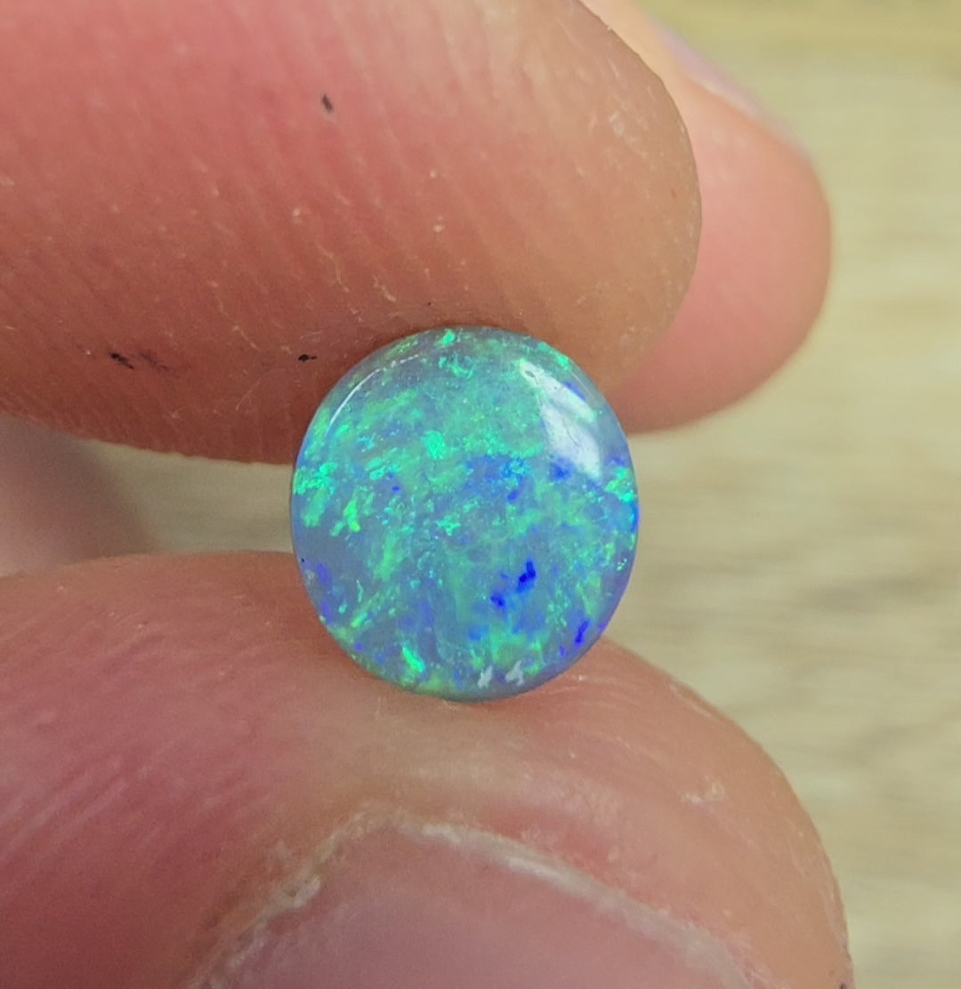 A855 - Beautiful blue green round cut
