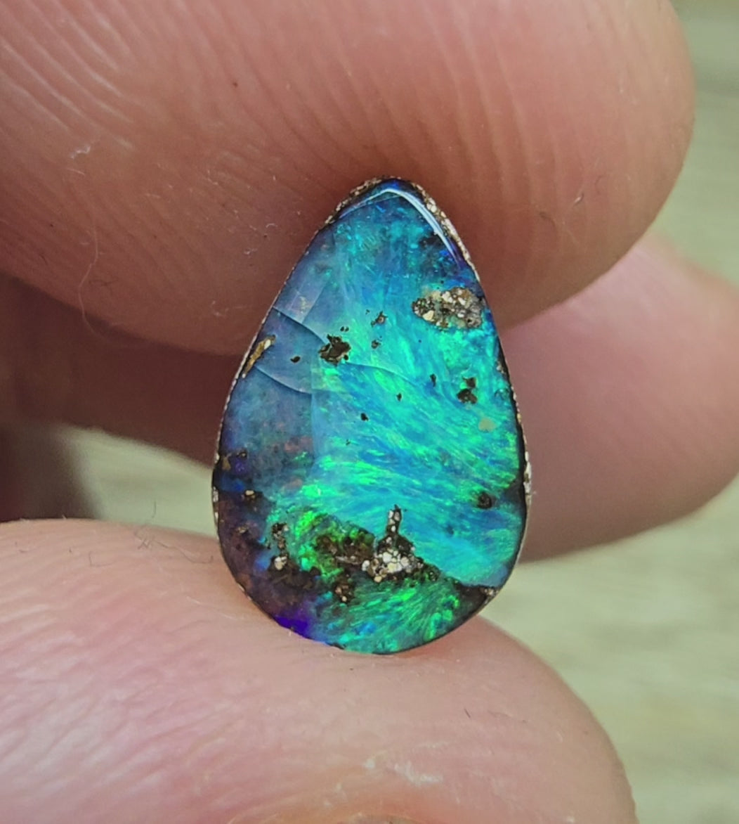 A819 - Drop cut blue green beauty