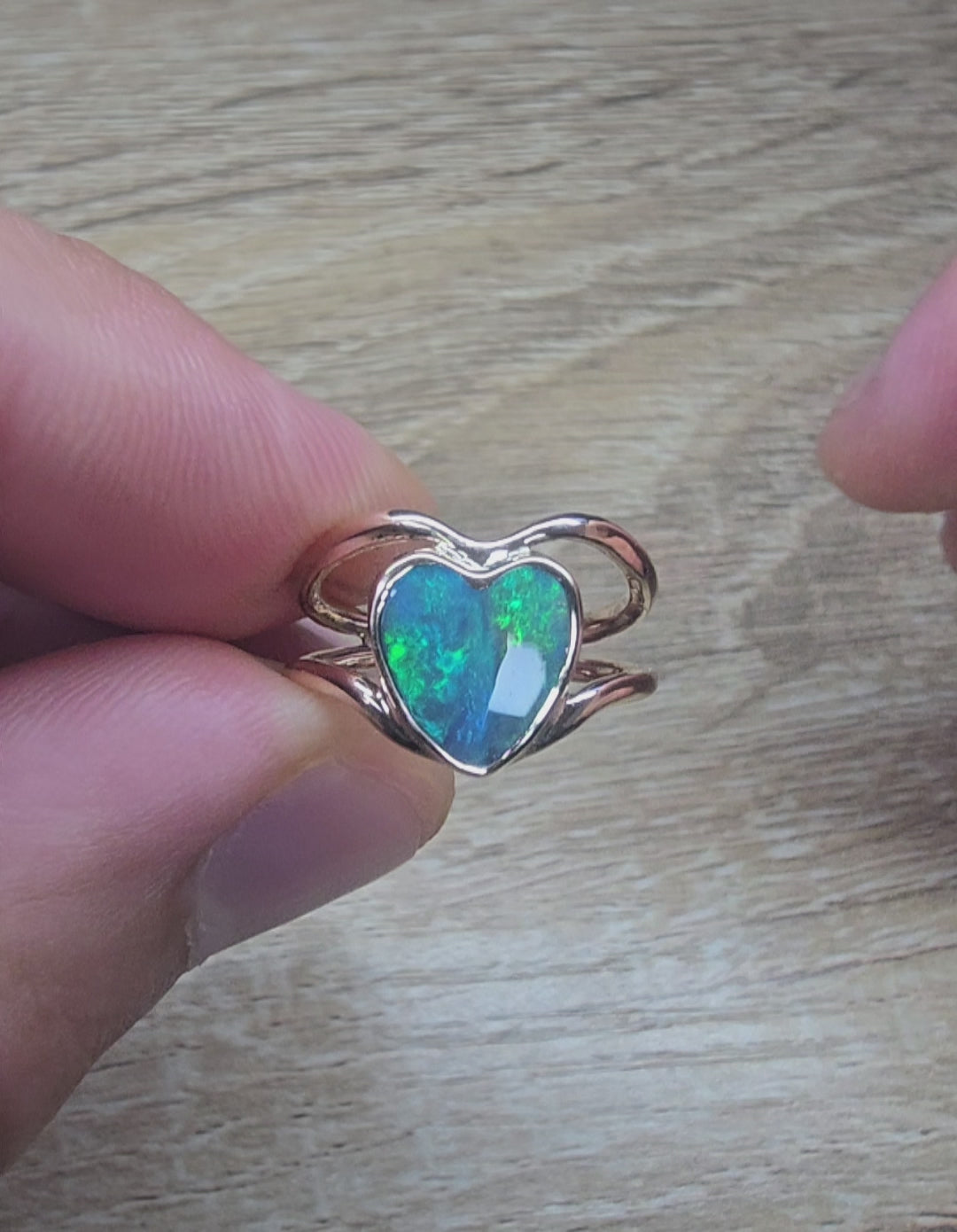 J009 - Stunning heart gold ring