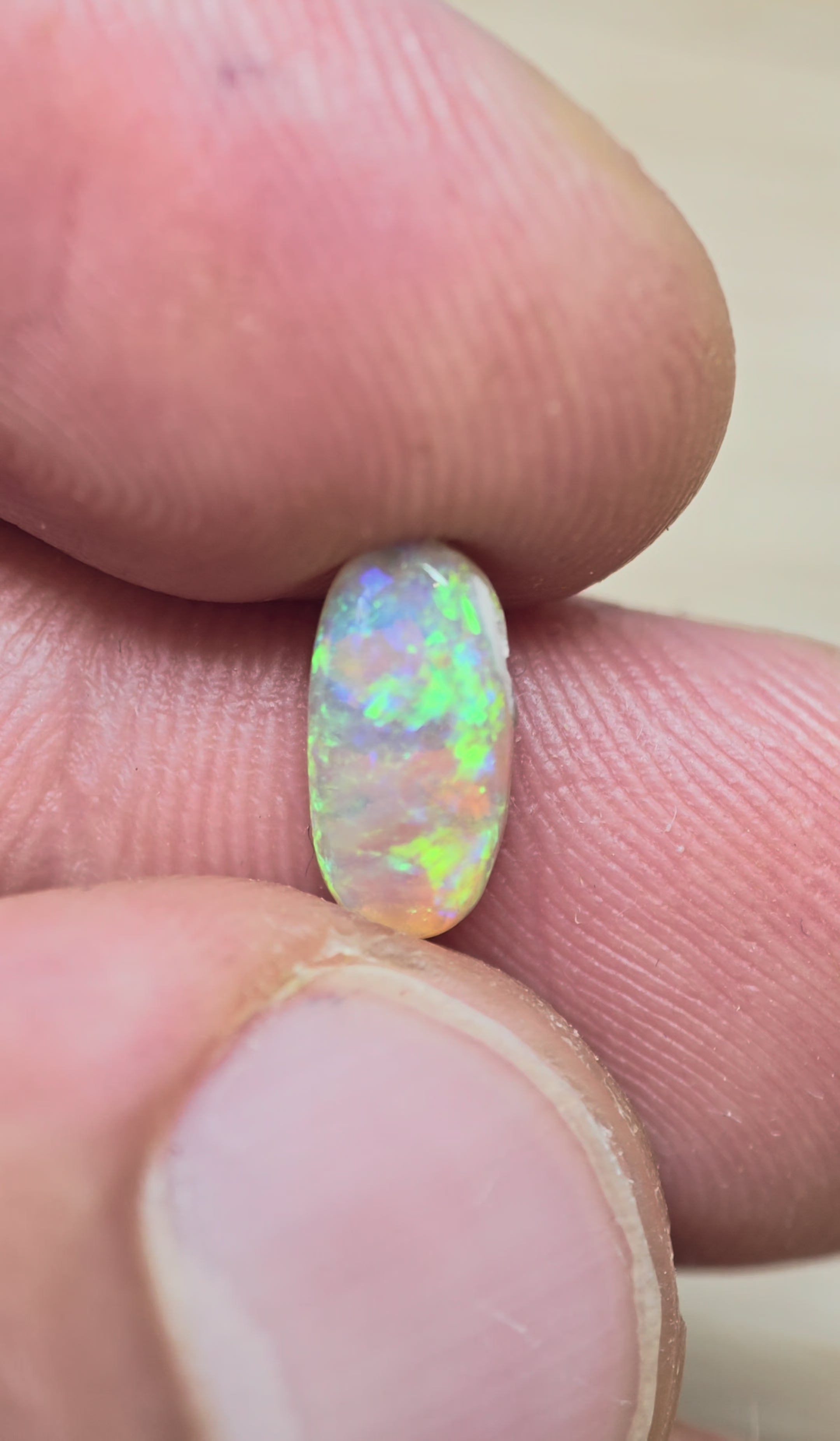 A1077 - Bright long cut crystal opal