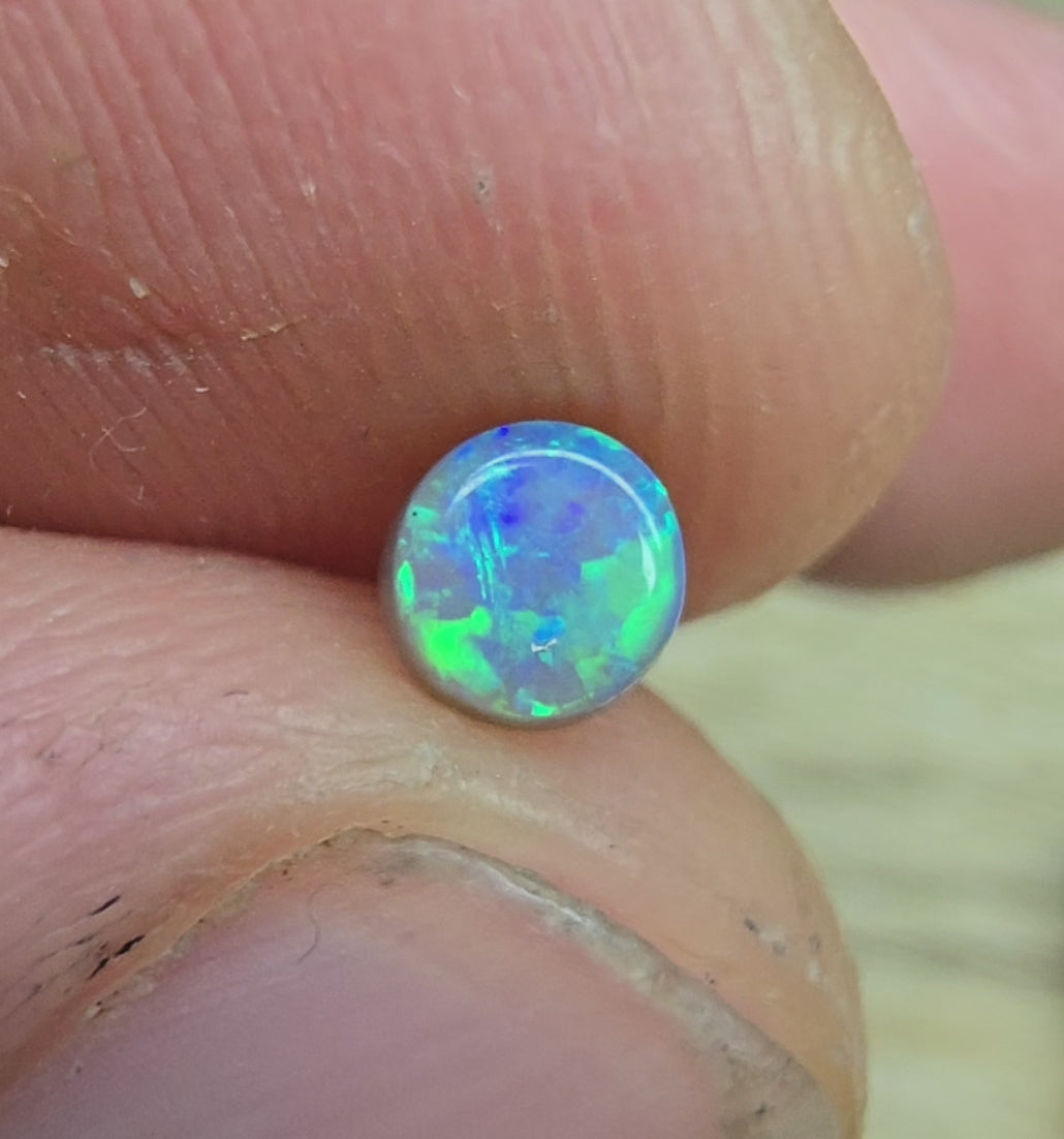 A825 - Small round cut flash