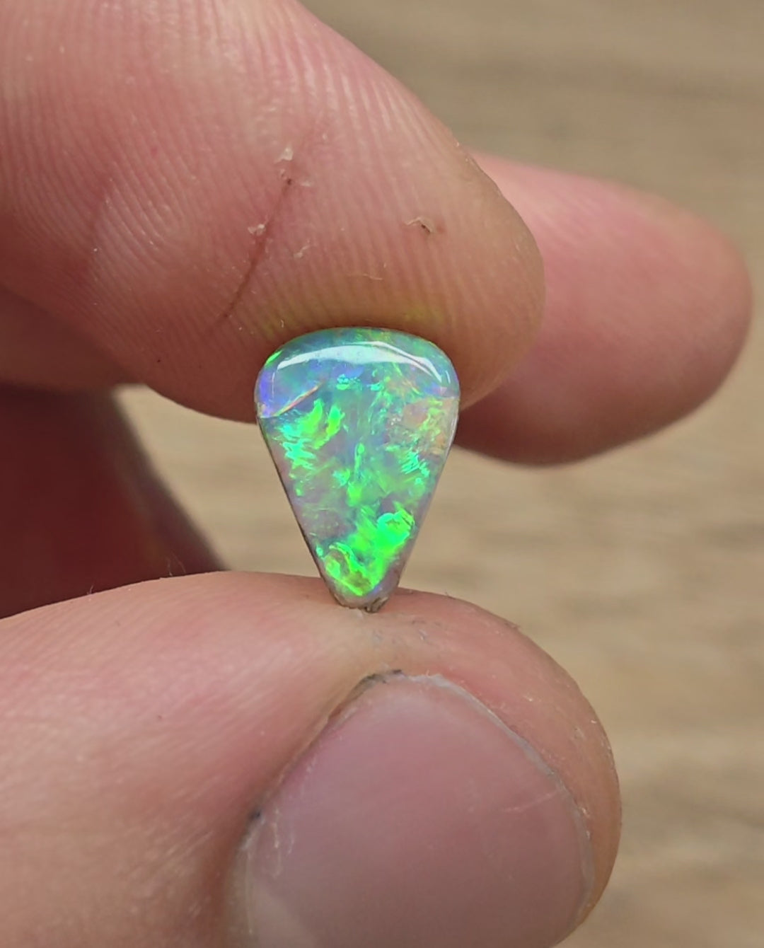 A956 - Bright drop cut crystal flash