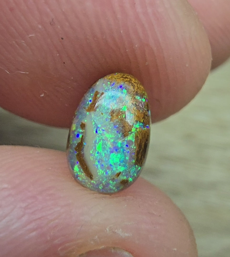 A815 - Oval cut green picture stone.