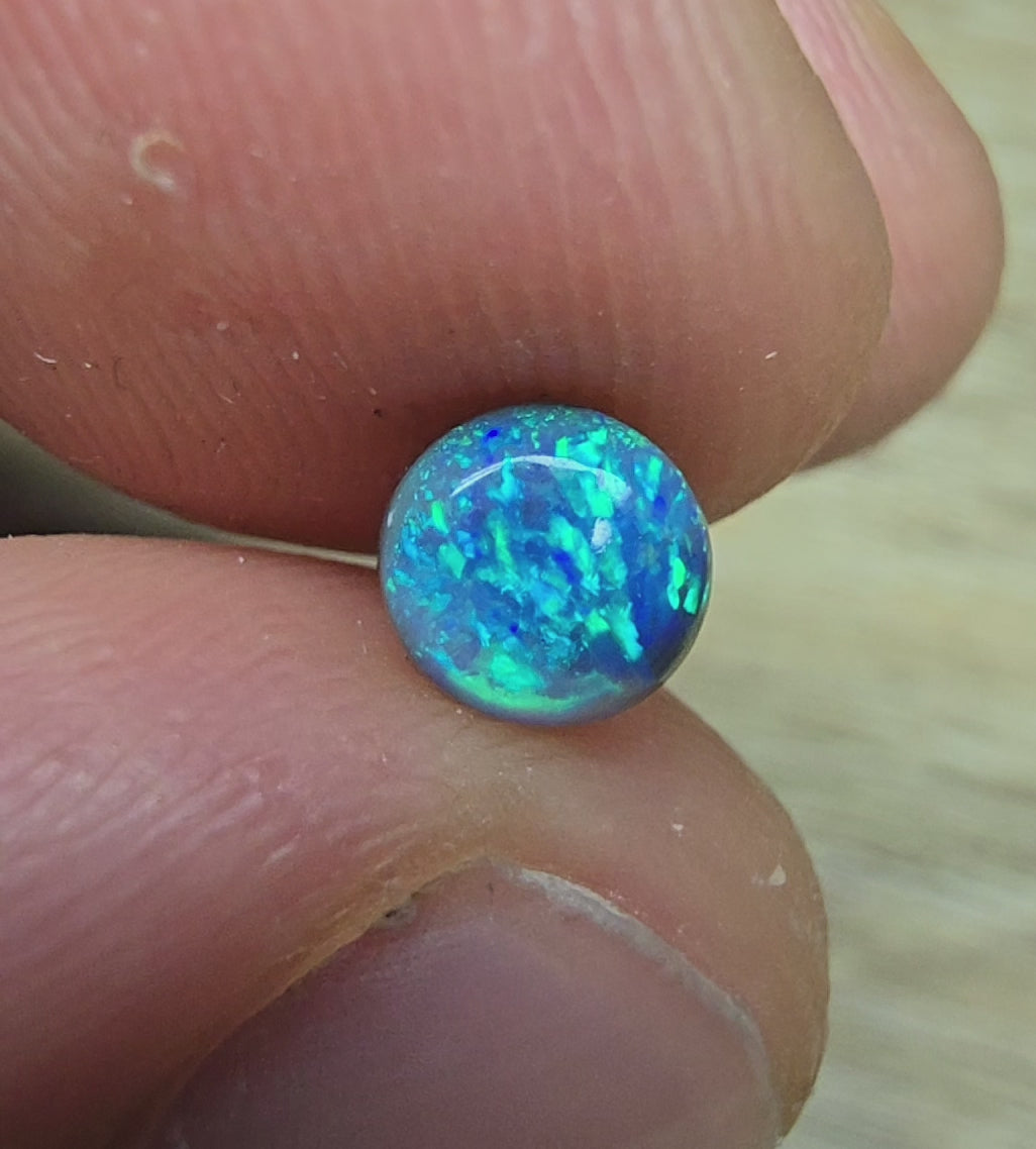 A865 - Round cut 3D blue on black