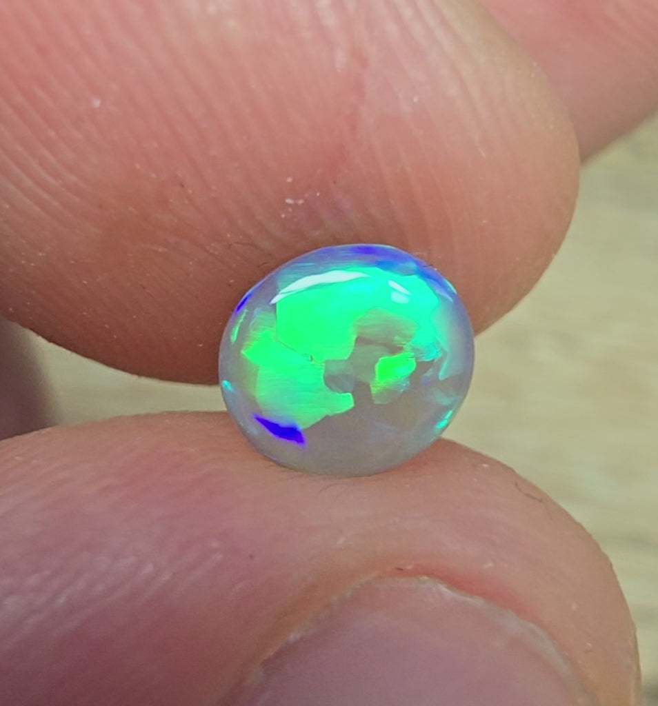A899 - Beautiful and bright dark crystal opal