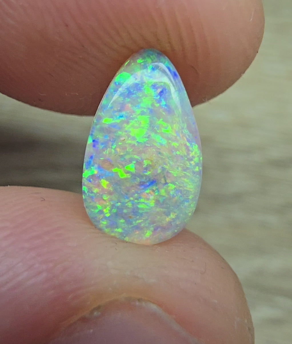 A823 - Glittering crop cut pipe opal
