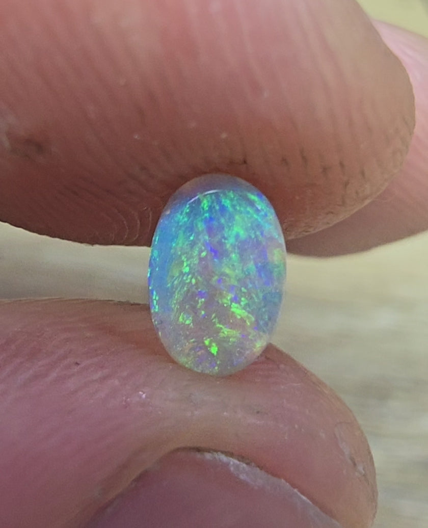 A874 - Bright flashy crystal opal